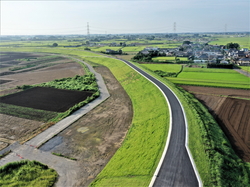 工事名：R1鬼怒川右岸上山川中流築堤工事　令和2年8月竣工　発注者：国土交通省関東地方整備局下館河川事務所 竣工