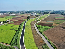 工事名：R1鬼怒川右岸上山川中流築堤工事　令和2年8月竣工　発注者：国土交通省関東地方整備局下館河川事務所 竣工